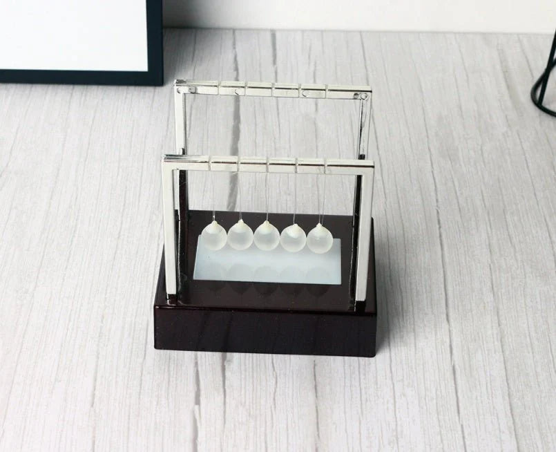 Newton’s Cradle LED Light-Up Kinetic Energy Toy – Home & Office Decor  لعبة نيوتن المضيئة بالطاقة الحركية – ديكور للمكتب والمنزل